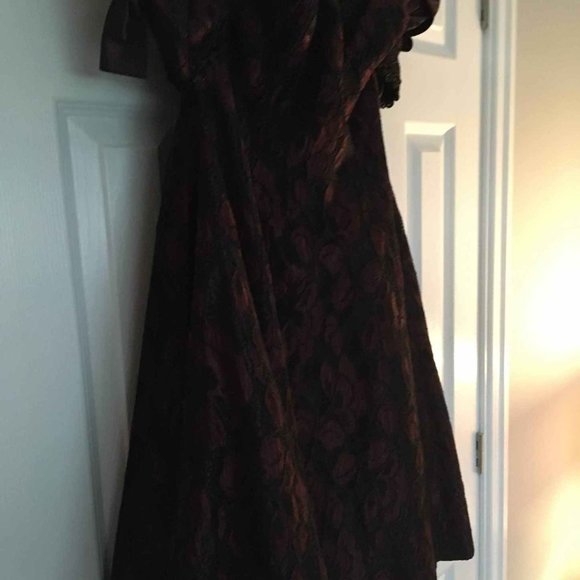 Dresses and Gowns for the Holiday Season - Picture 11 of 16